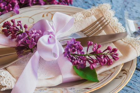 餐具和银器在木制背景丁香紫
