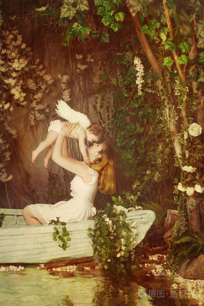 妈妈和宝宝天使的翅膀在船上玩