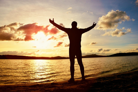 独处的人,下降到太阳湾看到的剪影照片