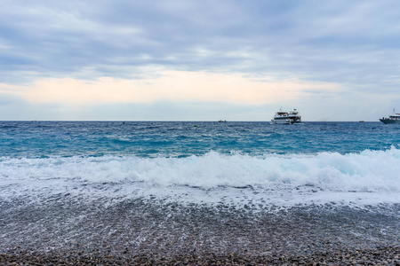 与软温柔的海浪泡沫在晚上的海景