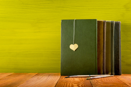 黄色背景上的一排五颜六色的精装书照片