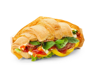 美味的牛角面包三明治在白色背景香肠
