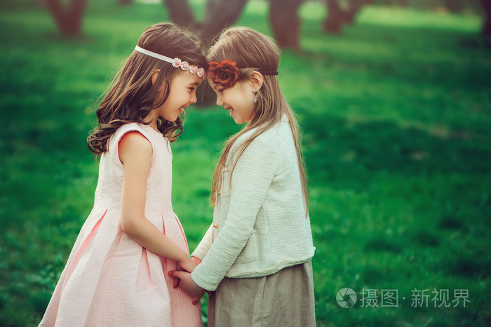 两个快乐的孩子女孩一起玩耍时在夏天户外活动友情观