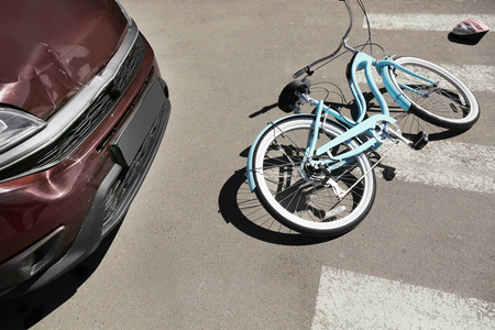 路上的汽车和自行车事故