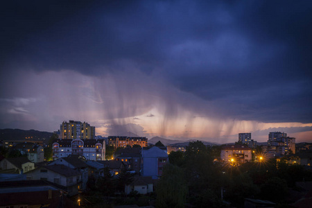 城市风雨图片