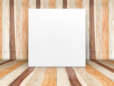 张空白的纸海报在木制木板房，模拟了模板 f