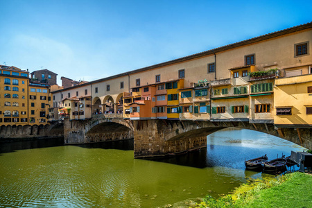 佛罗伦萨旧大桥和意大利的城市天际线。佛罗伦萨是意大利中部托斯卡纳地区的首府。佛罗伦萨是意大利中世纪贸易的中心, 也是过去时代最富