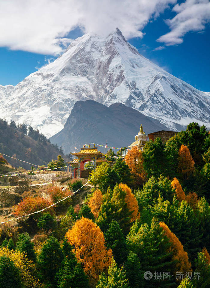 佛教寺院和马纳斯卢峰山在喜马拉雅山,尼泊尔.视图