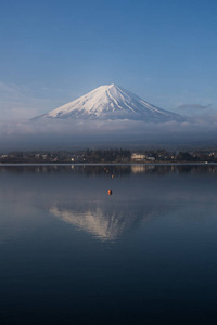 在清晨山富士河口湖湖