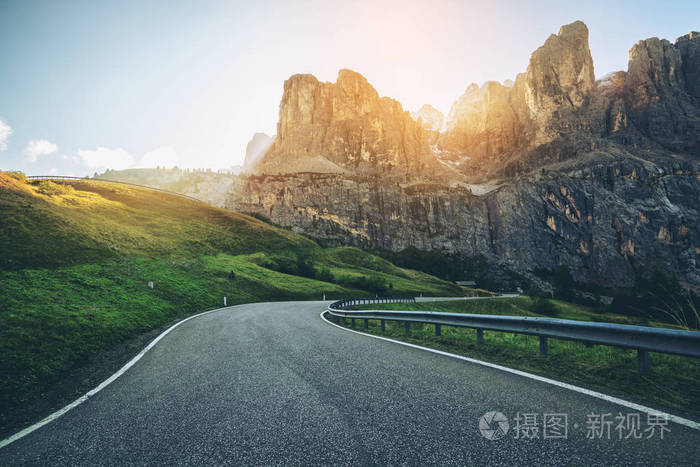 美丽的山路与树木 森林和山脉的背景 在帕苏丰杜加迪纳的州公路公路上 位于意大利白云岩山的蝶鞍山群中 照片 正版商用图片0oqipi 摄图新视界
