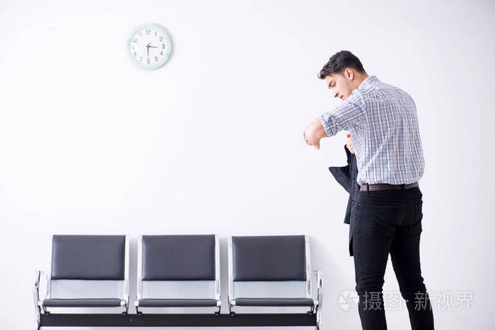 人焦急地不耐烦地等待在大厅里