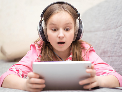 孩子听音乐头戴式耳机图片