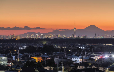 东京 Skytree 和富士山在那黄昏时分在冬季