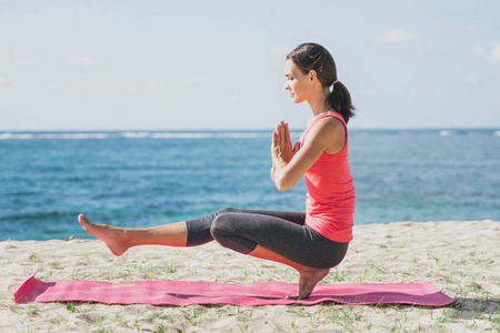 平衡姿势瑜伽锻炼的运动型女人