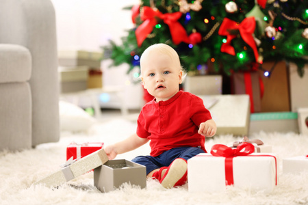 婴儿礼品盒与圣诞树