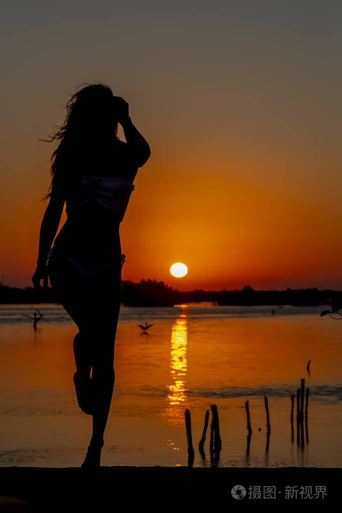 美丽的西班牙黑发模特在日出时享受清晨的阳光照片-正版商用图片0oqms