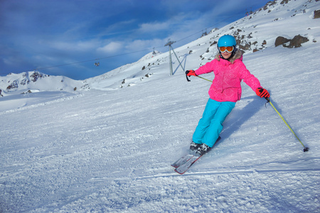 女孩在冬季度假胜地的滑雪者