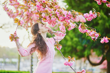 法国巴黎樱桃花季节妇女图片