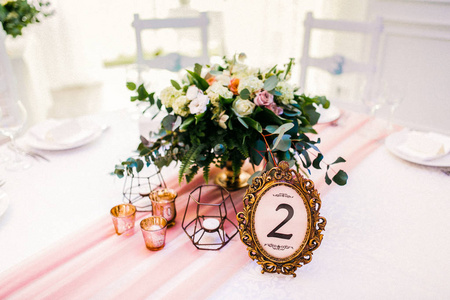 美丽的婚礼日装饰桌花
