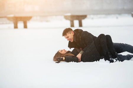 女孩与男孩躺在雪上