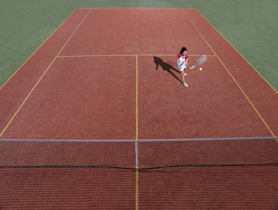 网球运动员在比赛场比赛期间与网球场