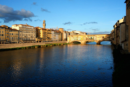 阳光明媚的 Ponte Vecchio 佛罗伦萨意大利