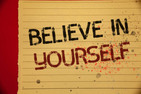 概念意义确定积极的勇气相信信念柔和的黄色颜色页写的黑和红色信件洒