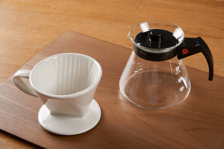 陶瓷手滴咖啡冲泡机滴头和玻璃服务器卡拉