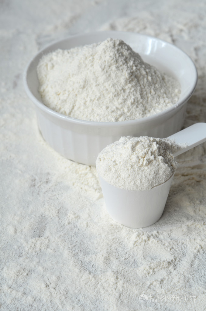 小麦面粉在桌子上