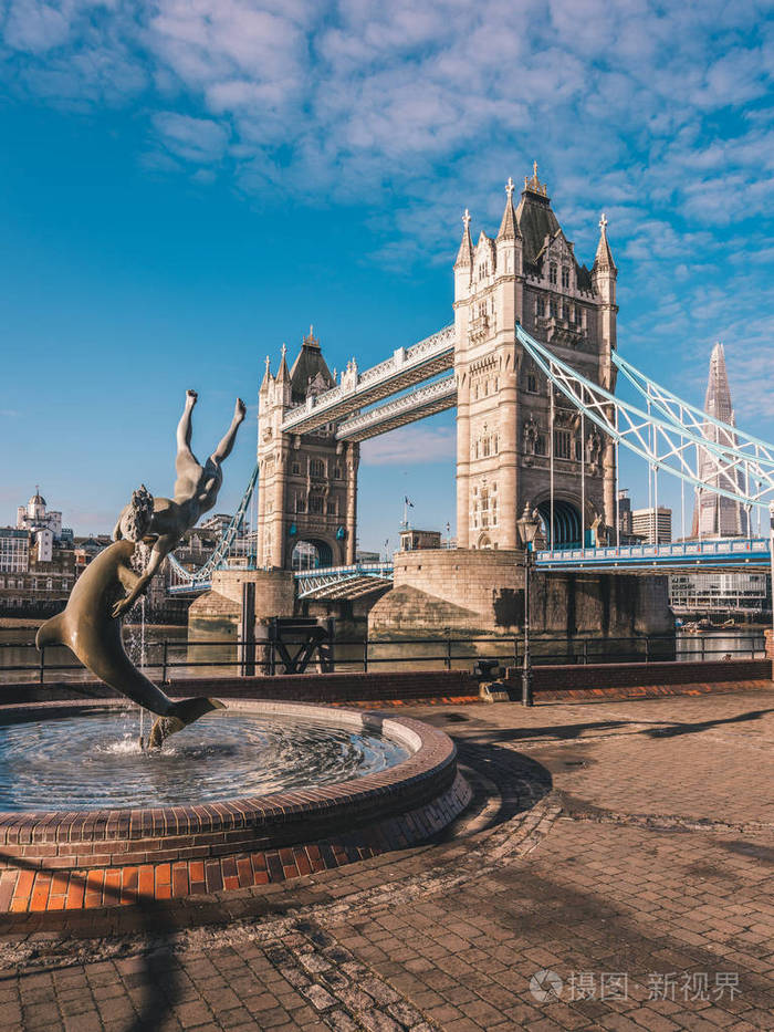 世界著名的塔桥在泰晤士河上灿烂晴朗的日子英国的国家标志