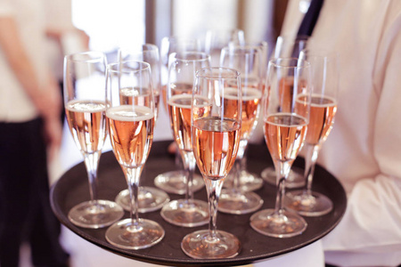 在庆祝晚会上招待客人的 roze 酒盘