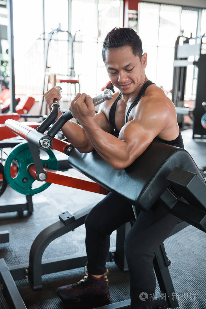 运动机械的肌肉人锻炼