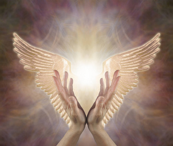 温暖的空间引导天使般的疗愈能量--女性手伸向金色天使的翅膀两边在