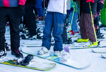 滑雪板和滑雪的人群