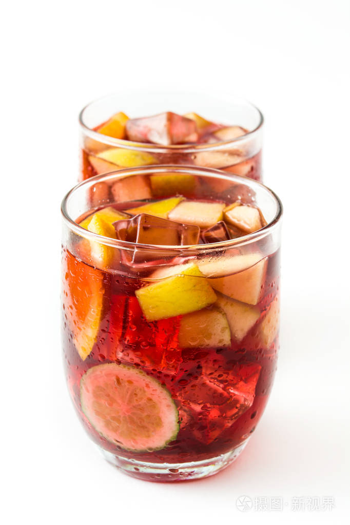 桑格利亚汽酒饮料在孤立的白色背景上的玻璃