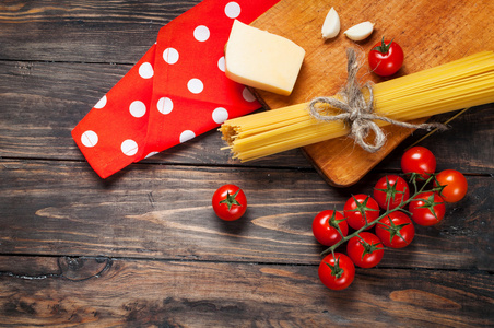 意大利面条 西红柿和奶酪旧老式木制的桌子上