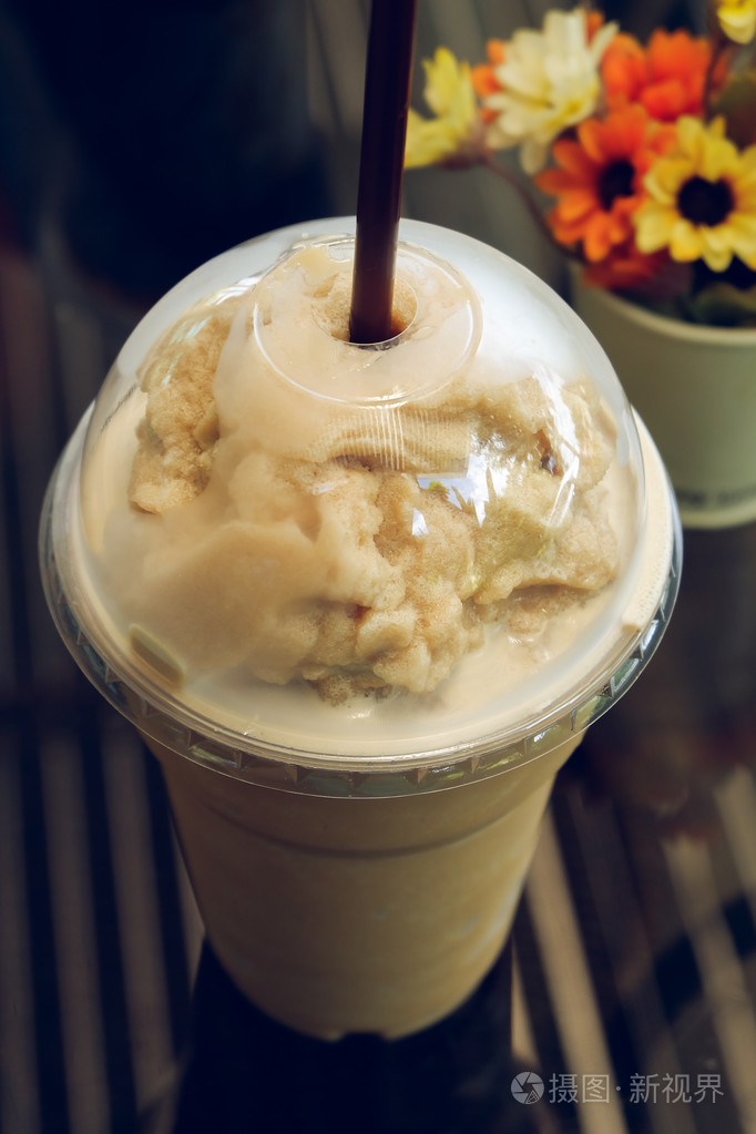 冰在咖啡店咖啡馆的冰沙咖啡