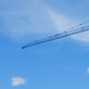 大型建筑起重机机与湛蓝的天空背景