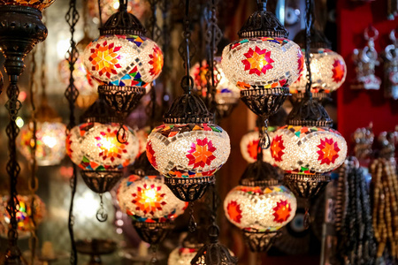 彩色土耳其灯饰在大市集, 伊斯坦布尔, 土耳其