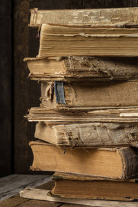 在木桌上的老式书籍.一堆古老的古董和发黄的书.复古风格过滤照片照片