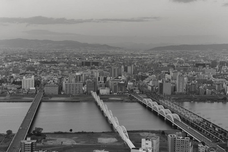 黑色和白色大阪居住区与山背景图片