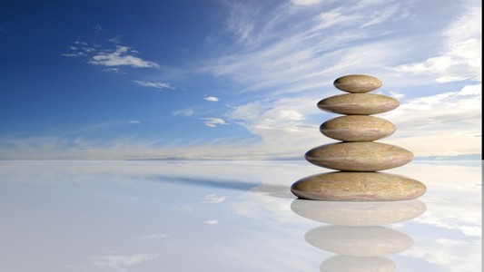 小耳环与石头禅宗石头叠从大到小反映和平天空与云彩的水中照片