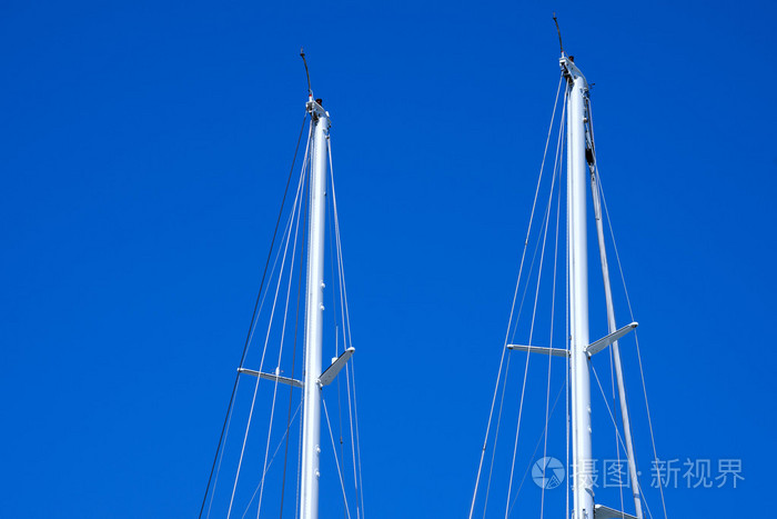 蓝色的天空的帆船的桅杆
