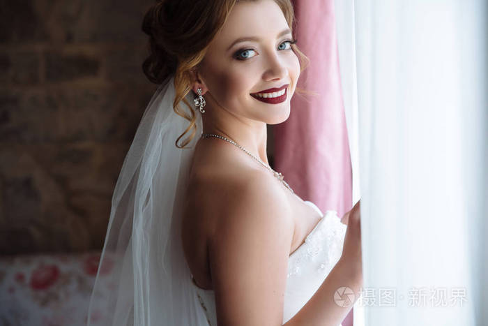 她看起来很高兴, 因为她要结婚了.美丽的微笑女孩与深色口红.