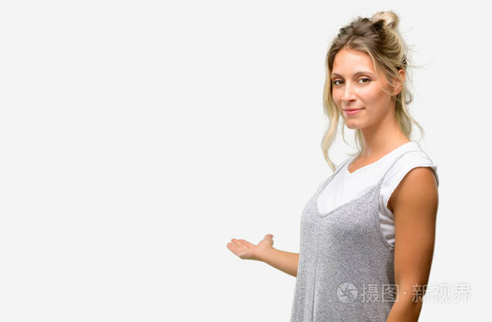 年轻美丽的女人自信和快乐的大自然微笑邀请进入