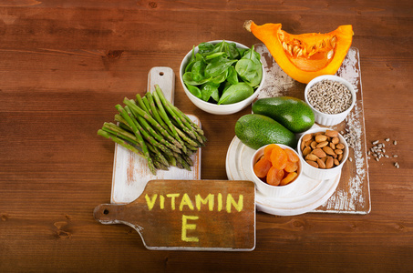 顶部视图25种富含维生素e的食物富含维生素 e 的食物白色木板上富含
