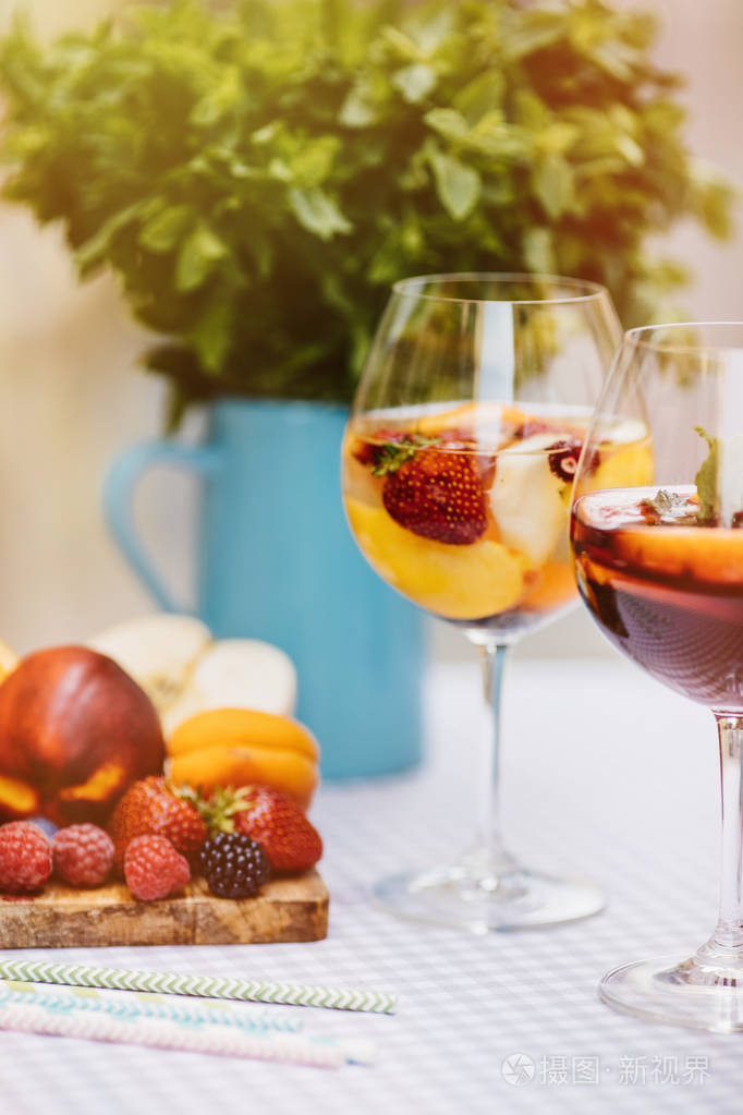 夏季饮料水果鸡尾酒在白色木桌与莓果
