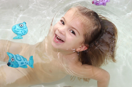 小女孩洗个澡照片