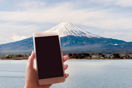 女人的富士山拍照智能手机
