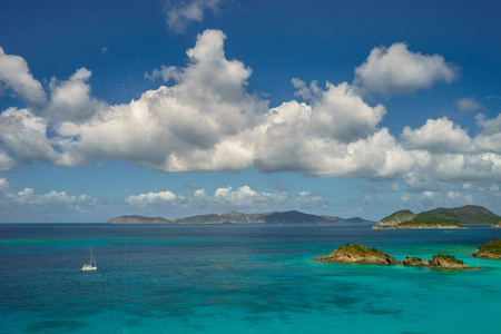 美丽的海与帆船小船和小海岛前景